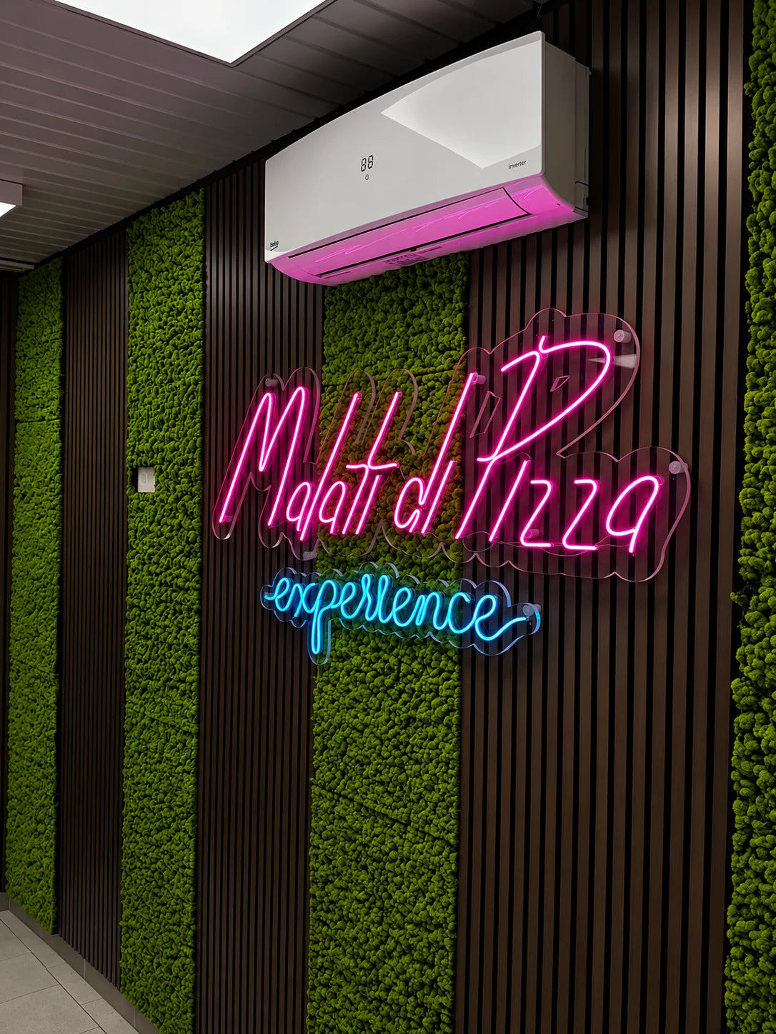 L’insegna al neon Malati di Pizza Experience